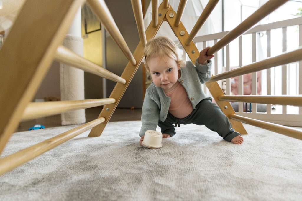 Baby ontdekt klimrek