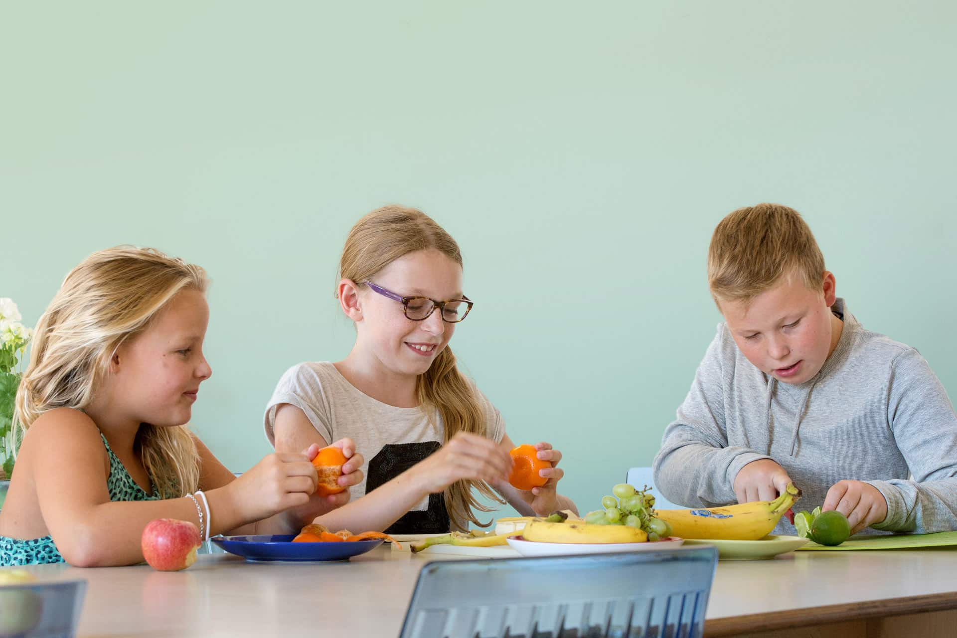 kinderen op de kinderopvang bereiden fruit